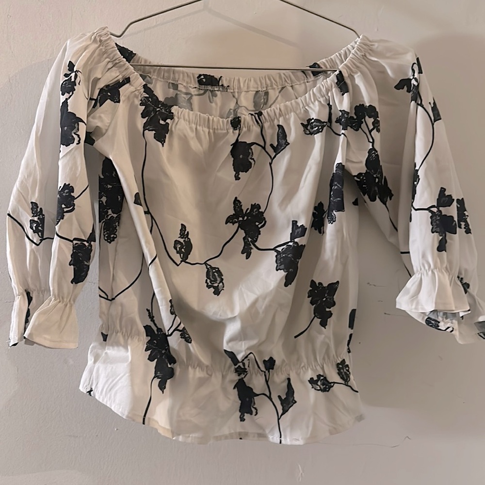 Cute black and white puffy sleeve open neckline shirt, no tag.